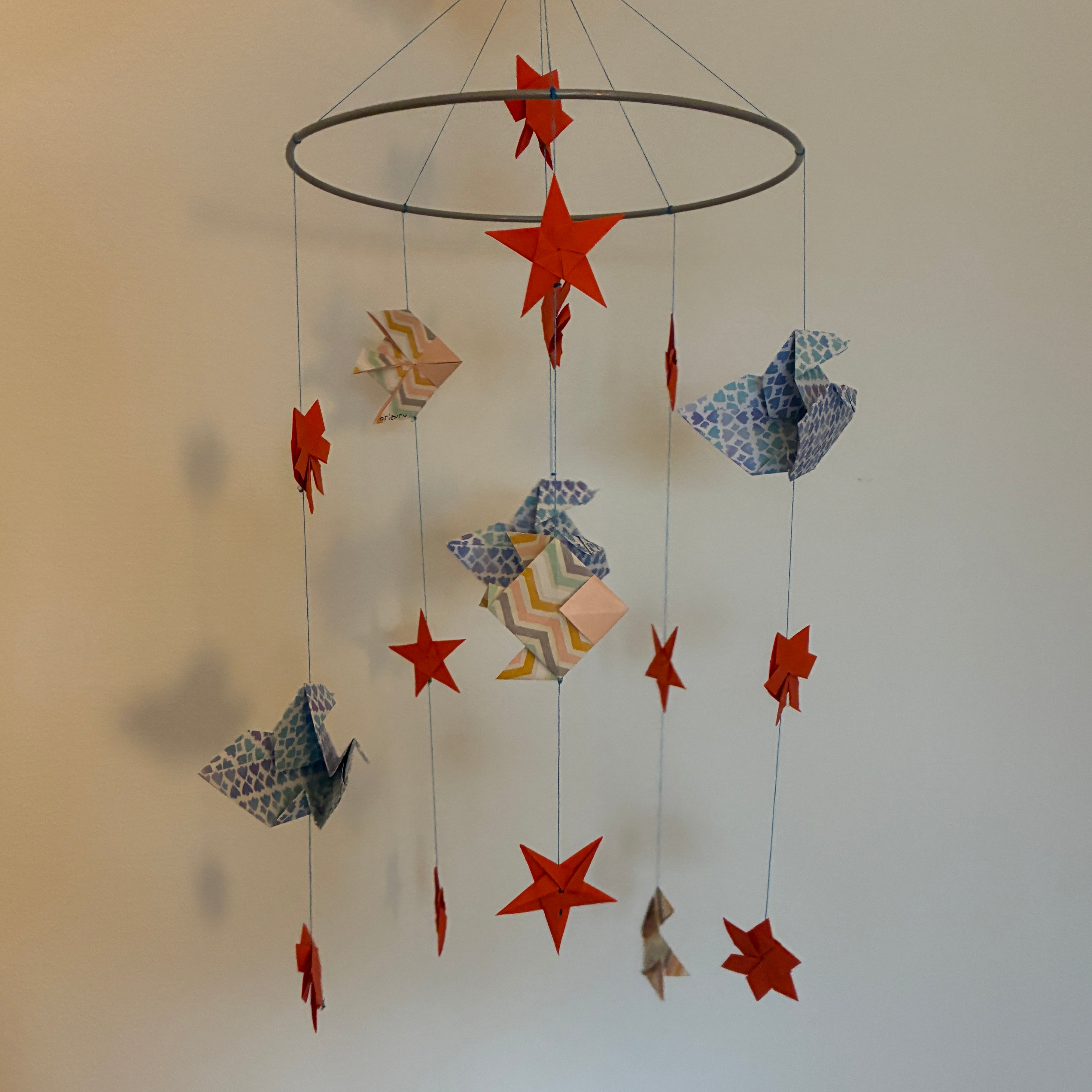 Mobile origami Poissons, Bébés cygne & Étoiles suspendu à un anneau argenté