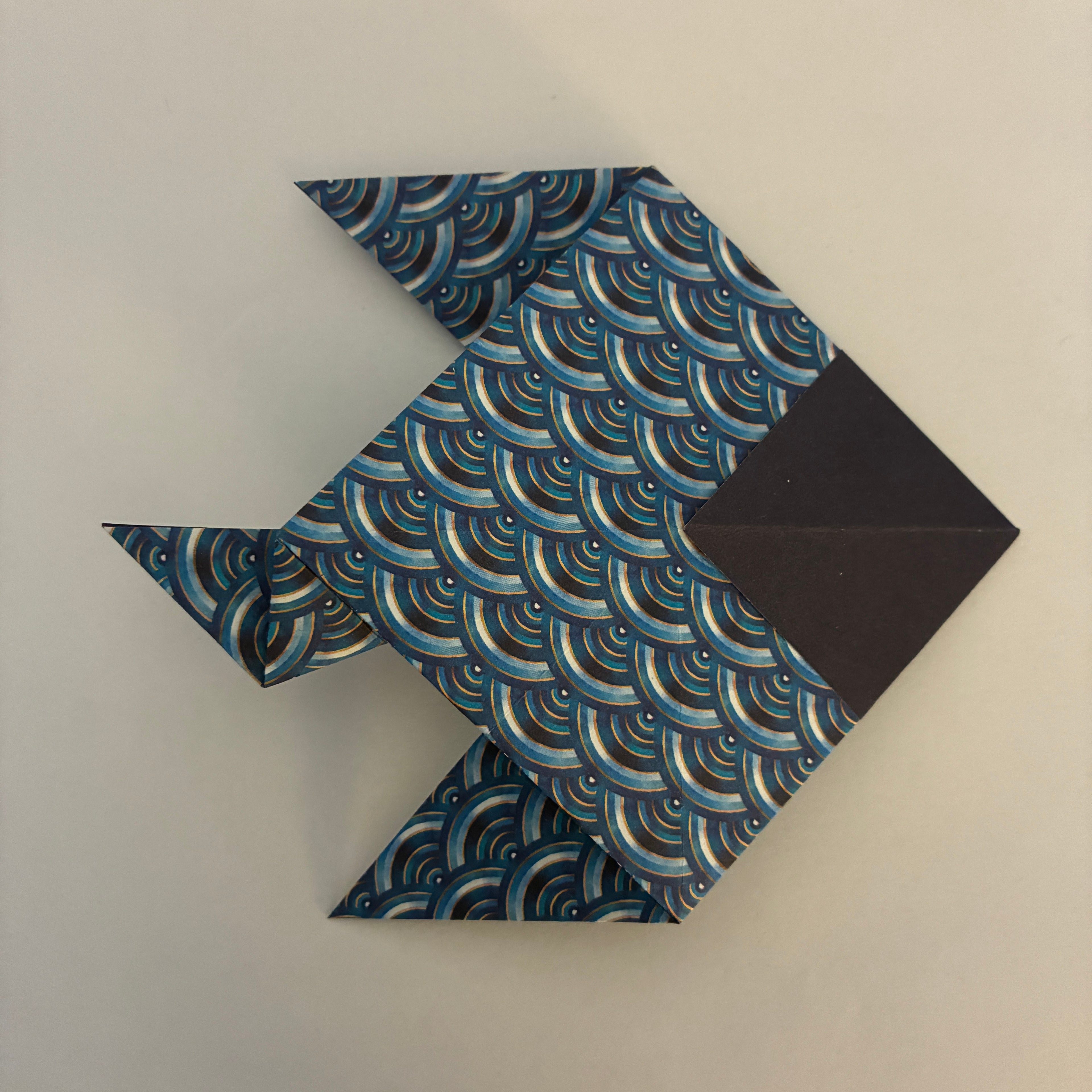 poisson origami bleu écailles