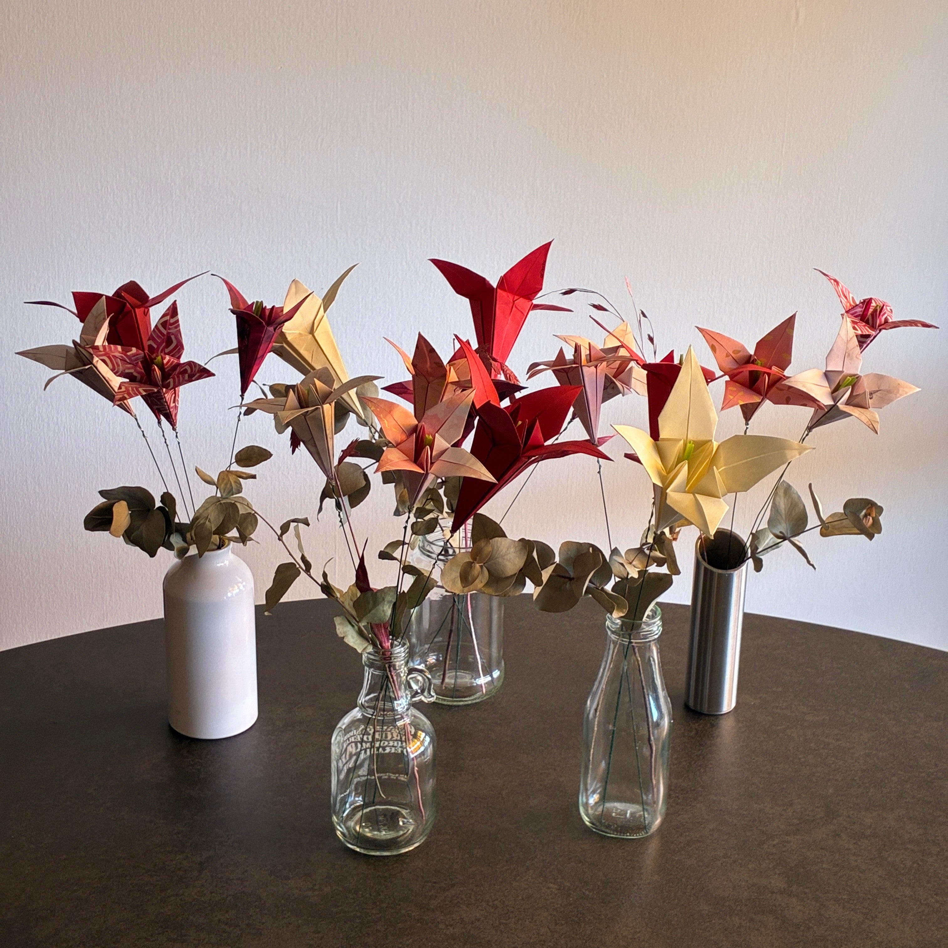 arrangement floral rouge-blanc avec feuilles