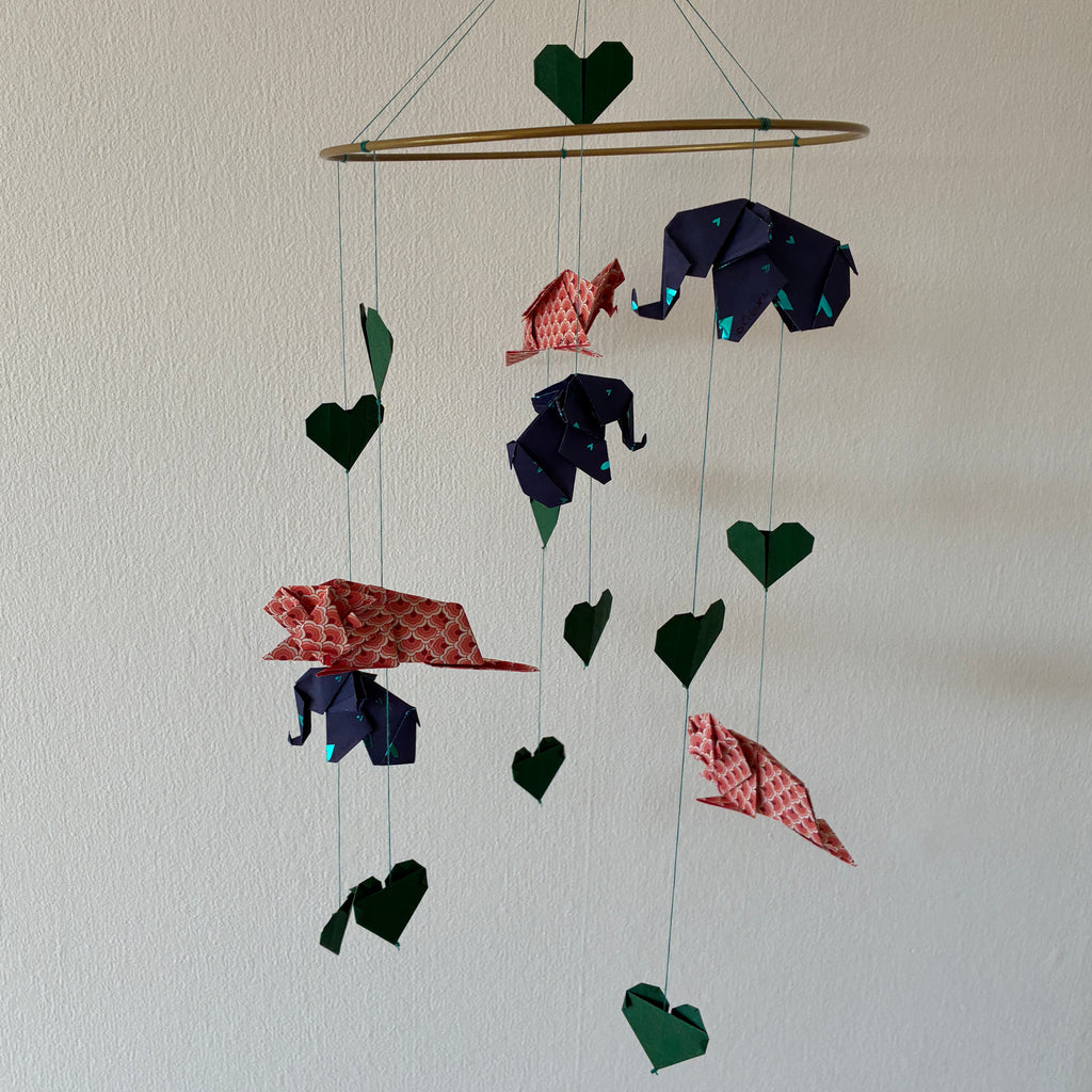 Mobile origami Éléphants, Lions & Coeurs suspendu à un anneau doré