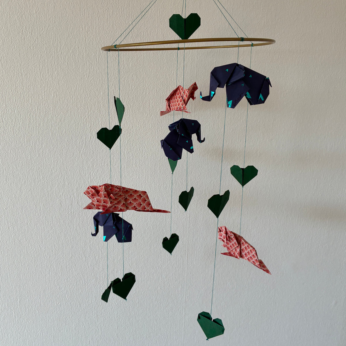 Mobile origami Éléphants, Lions & Coeurs suspendu à un anneau doré