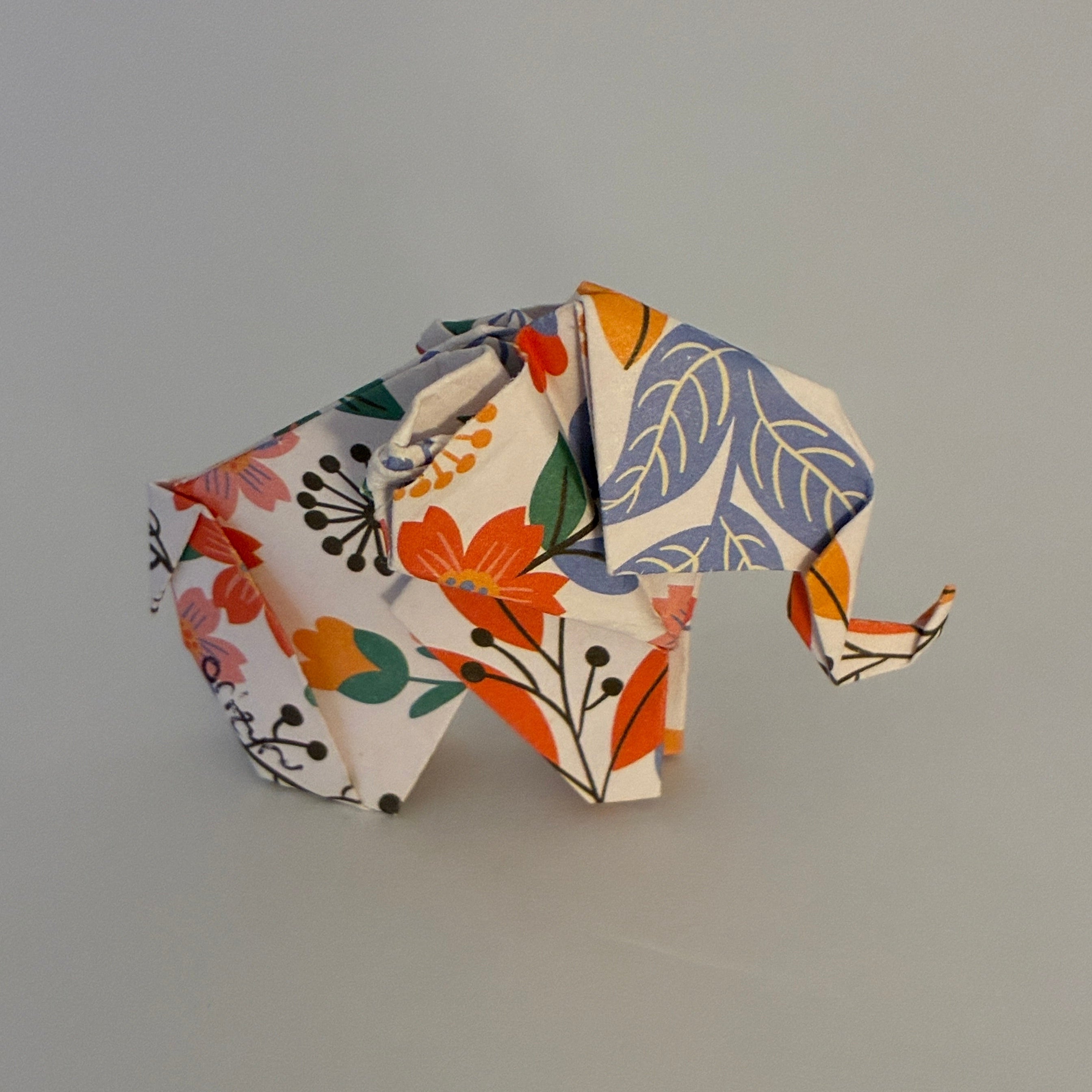 Éléphant origami motifs botaniques - orizuru
