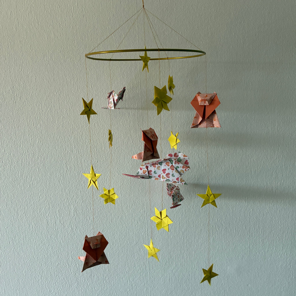 Mobile origami Lions & Étoiles suspendu à un anneau doré