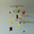 Mobile origami Lions & Étoiles suspendu à un anneau doré