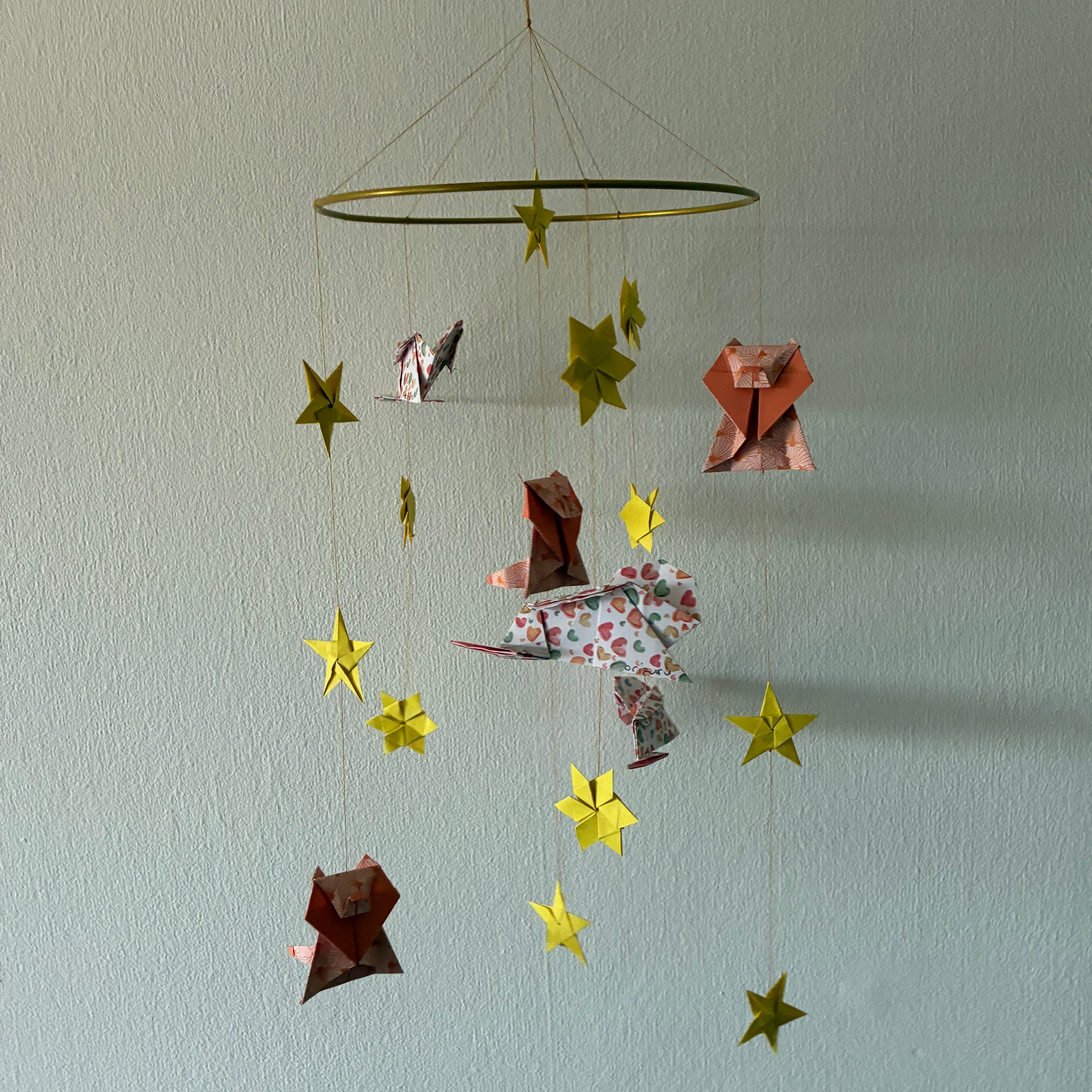 Mobile origami Lions & Étoiles suspendu à un anneau doré