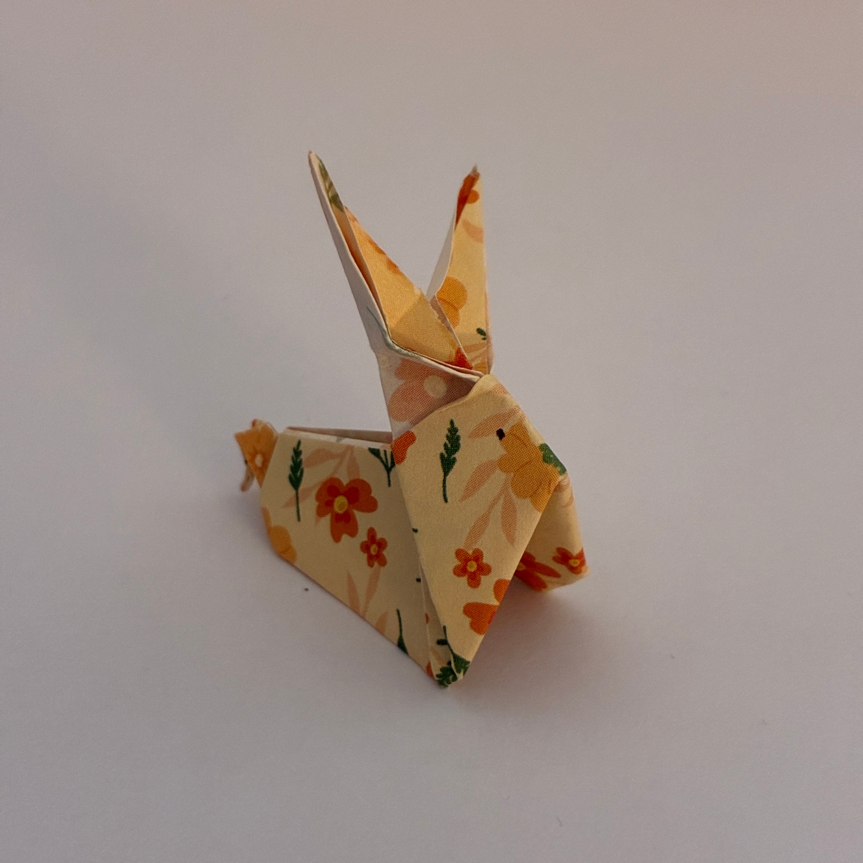 Lapin origami à motifs floraux plié à la main, décoration de Pâques - orizuru Suisse