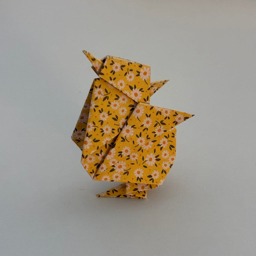 Poussin origami jaune à fleurs plié à la main, décoration de Pâques - orizuru