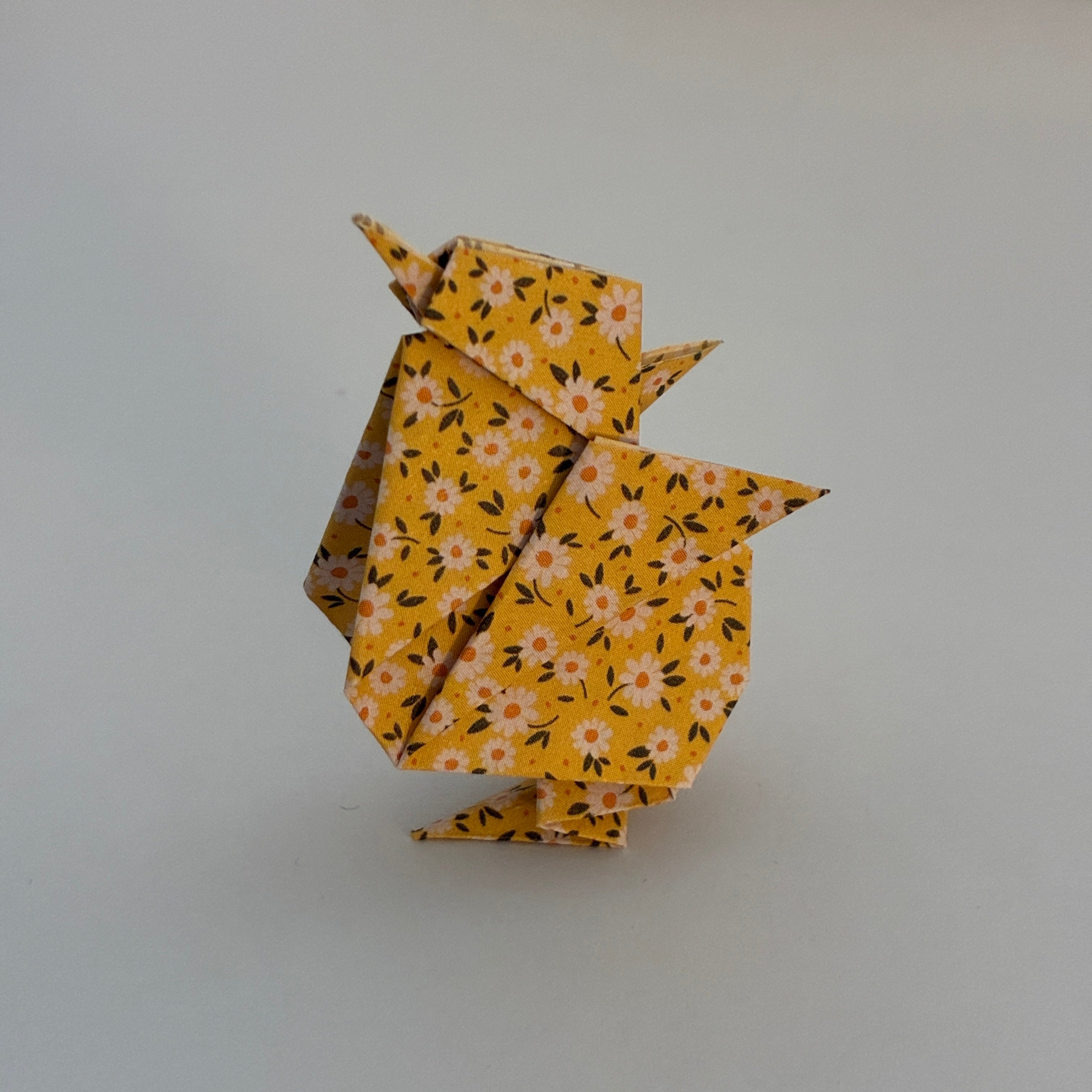Poussin origami jaune à fleurs plié à la main, décoration de Pâques - orizuru