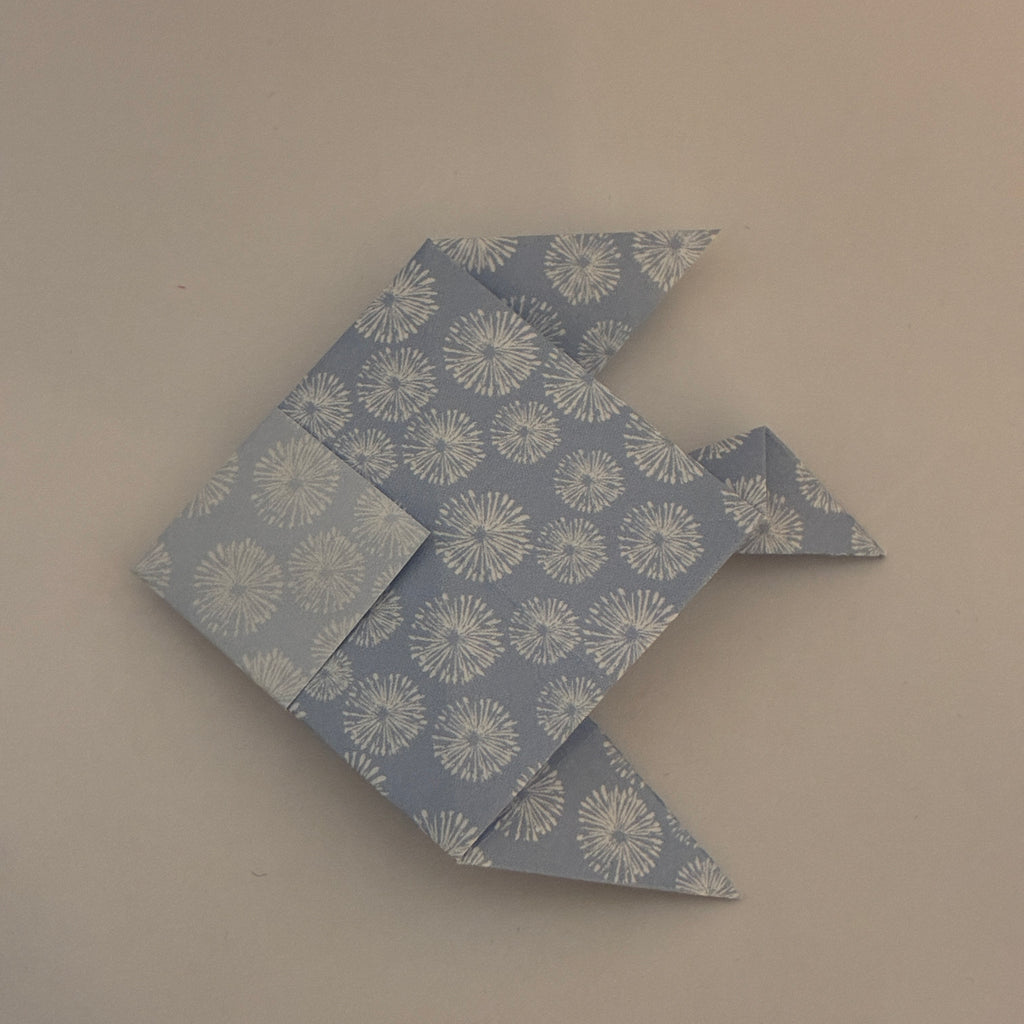 Poisson origami bleu à motifs floraux plié à la main, décoration zen - orizuru