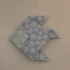Poisson origami bleu à motifs floraux plié à la main, décoration zen - orizuru