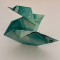 Bébé cygne origami vert d'eau plié à la main, décoration élégante - orizuru