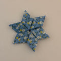 Étoile origami bleue à motifs floraux pliée à la main, décoration Noël - orizuru