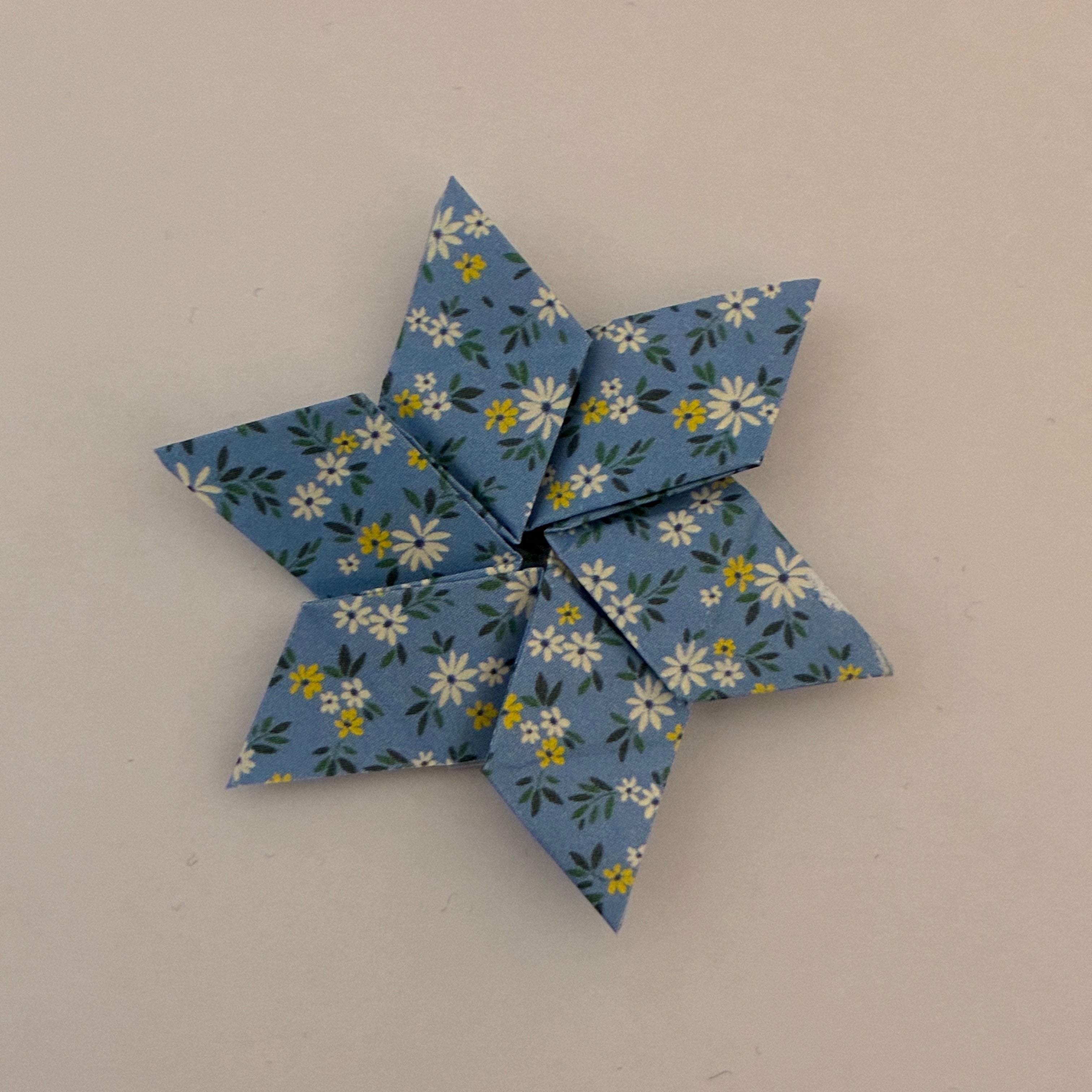 Étoile origami bleue à motifs floraux pliée à la main, décoration Noël - orizuru