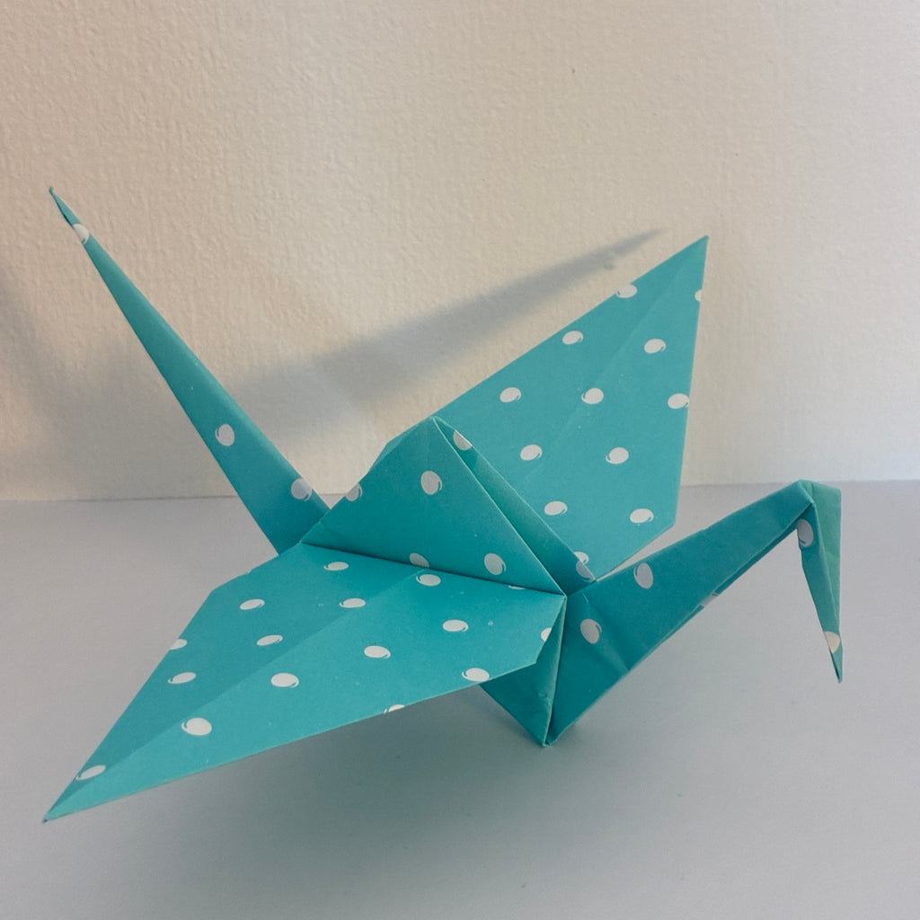 Grande grue origami turquoise à pois blancs, symbole japonais de paix - orizuru