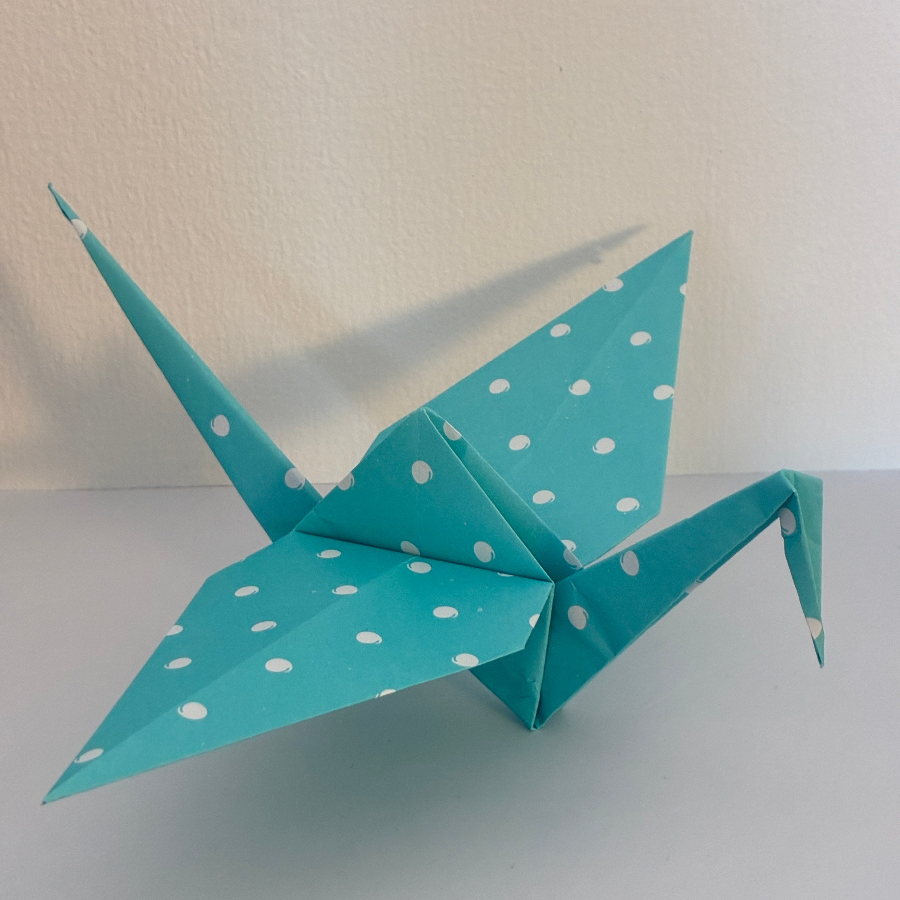 Grande grue origami turquoise à pois blancs, symbole japonais de paix - orizuru
