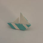 Voilier origami bleu turquoise plié à la main en papier - orizuru Suisse
