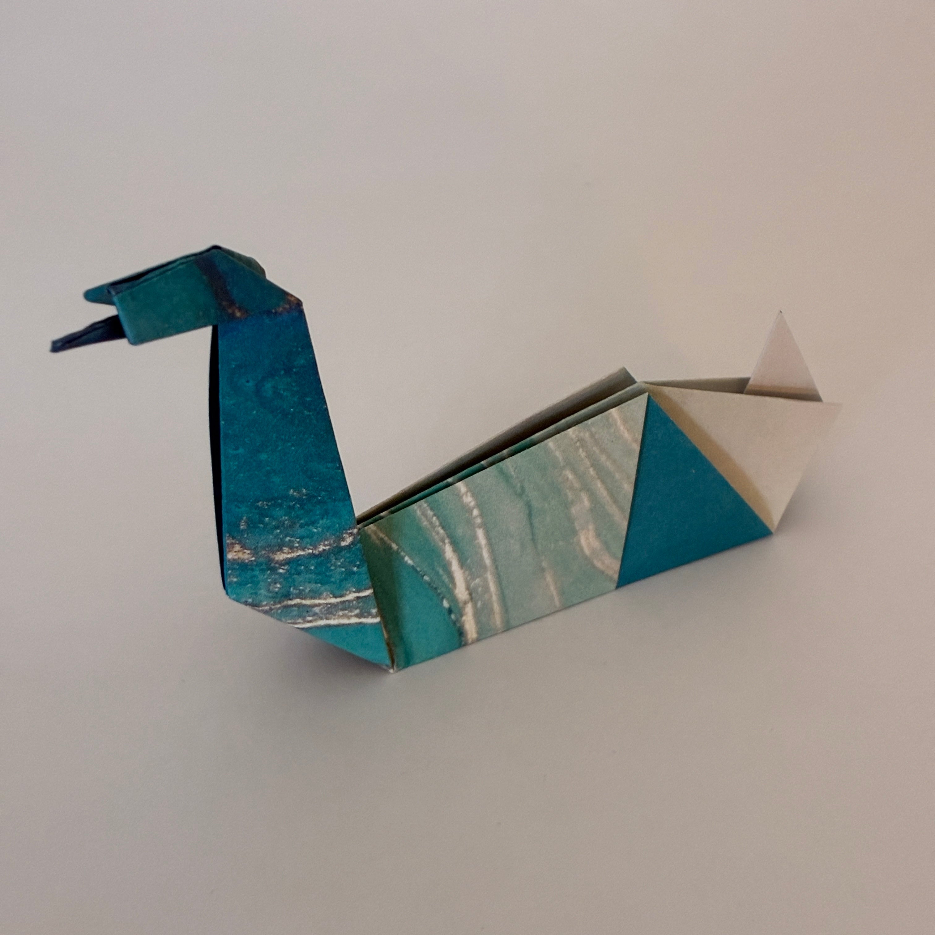 Cygne origami bleu plié à la main en papier, décoration gracieuse - orizuru Suisse
