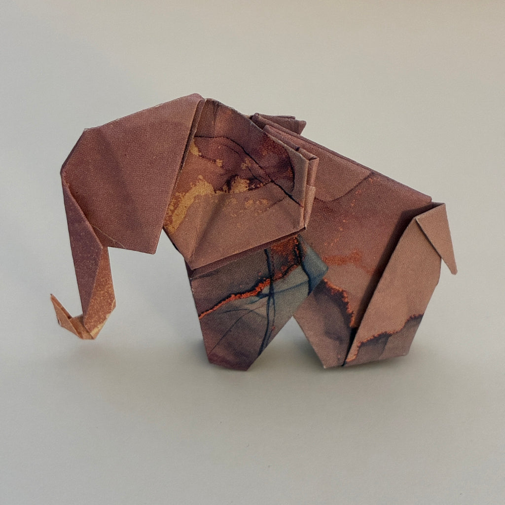 Éléphant origami brun en papier premium, figurine pliée à la main - orizuru
