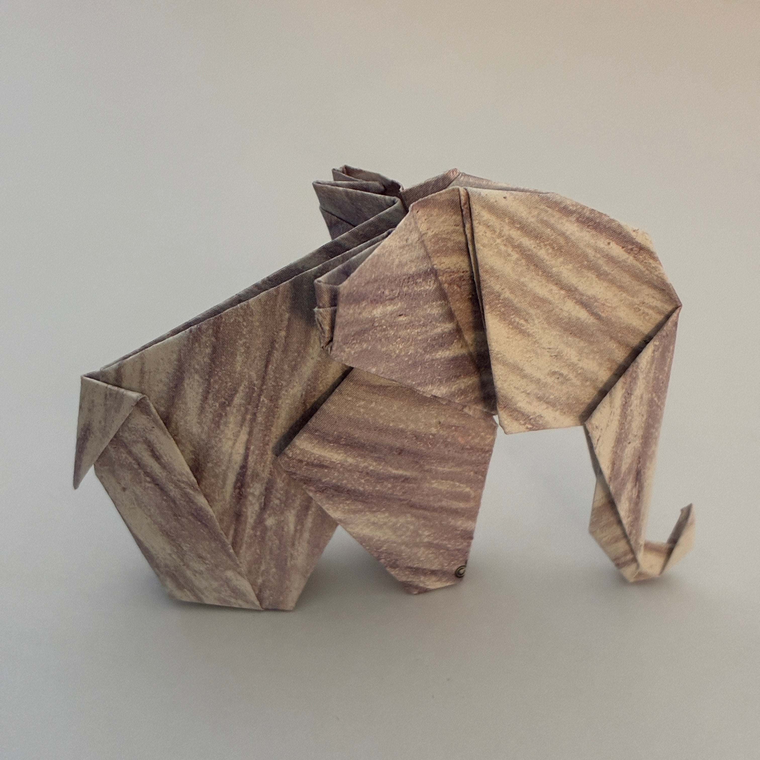 Éléphant origami plié à la main en papier imitation bois - orizuru Suisse