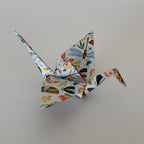 Grue origami à motifs fleurs et insectes sur papier blanc, pliage japonais - orizuru
