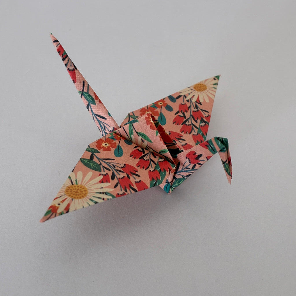Grue origami rose pâle à motifs fleuris, papier japonais premium - orizuru