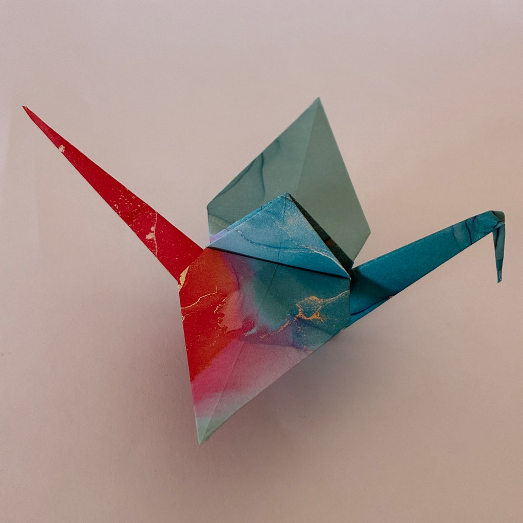 Grue origami rouge et bleu foncé, papier japonais traditionnel - orizuru Suisse