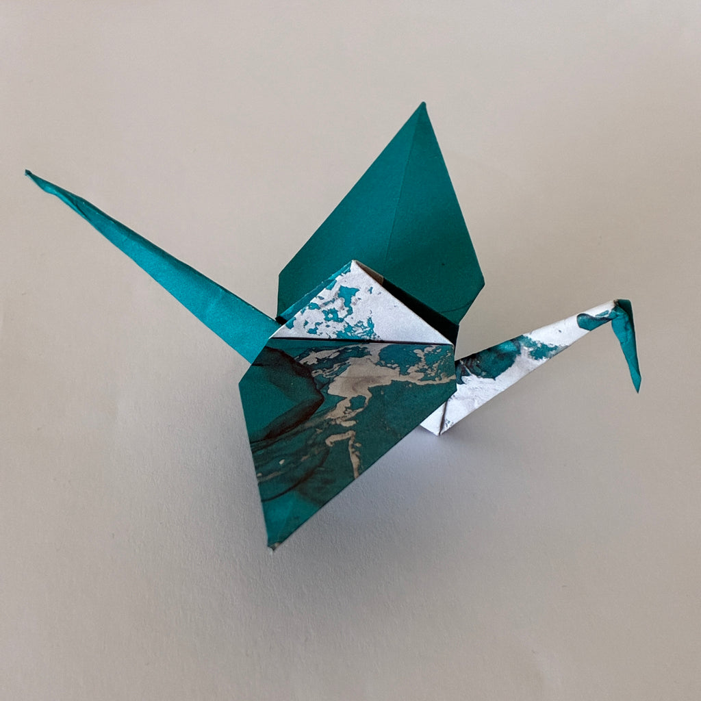 Grue origami bleue à motifs blancs, pliage japonais fait main - orizuru Suisse