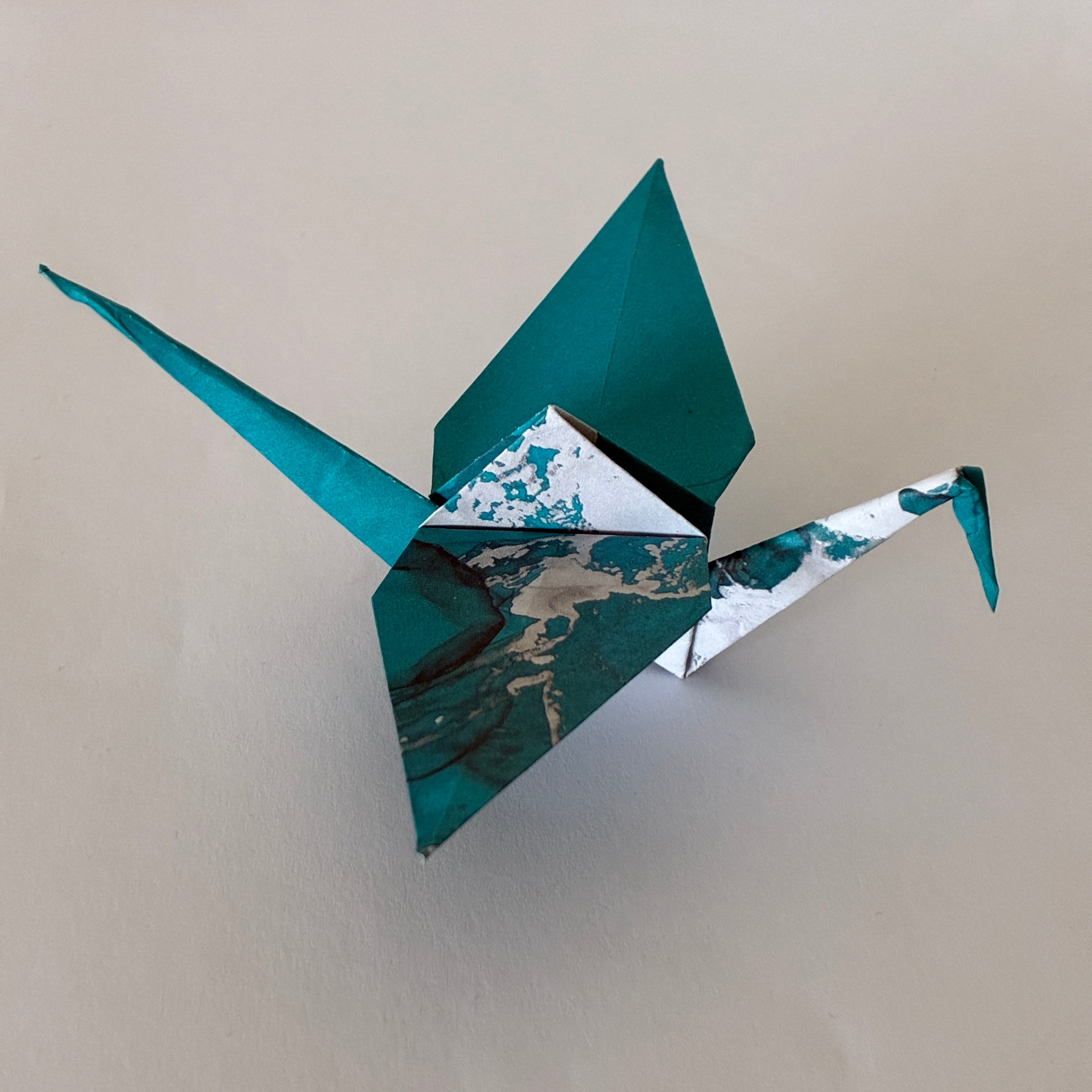 Grue origami bleue à motifs blancs, pliage japonais fait main - orizuru Suisse